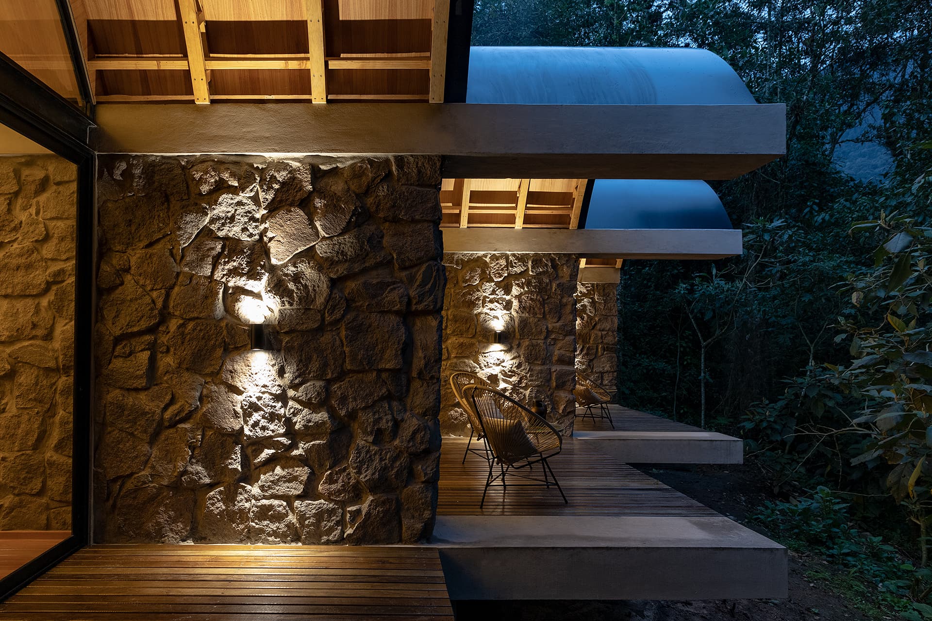 Muro de roca basáltica integrado al paisaje